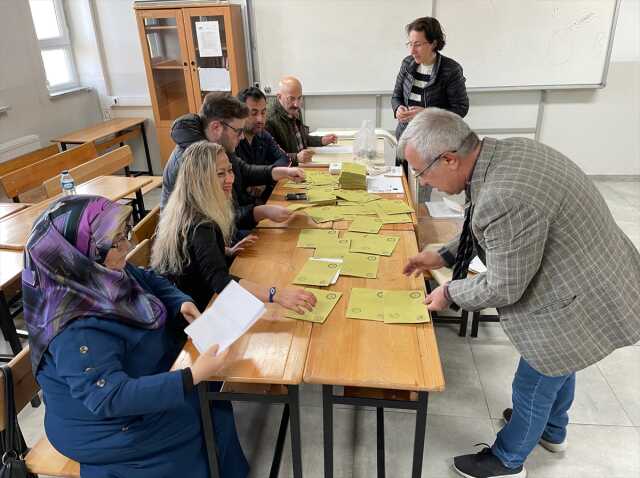 Sandık başındaki görevliler yemini ederek göreve başladı
