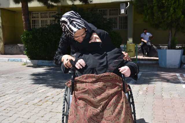 Siirt'te 42 yıl önce gözlerini kaybeden kadın oy kullandı