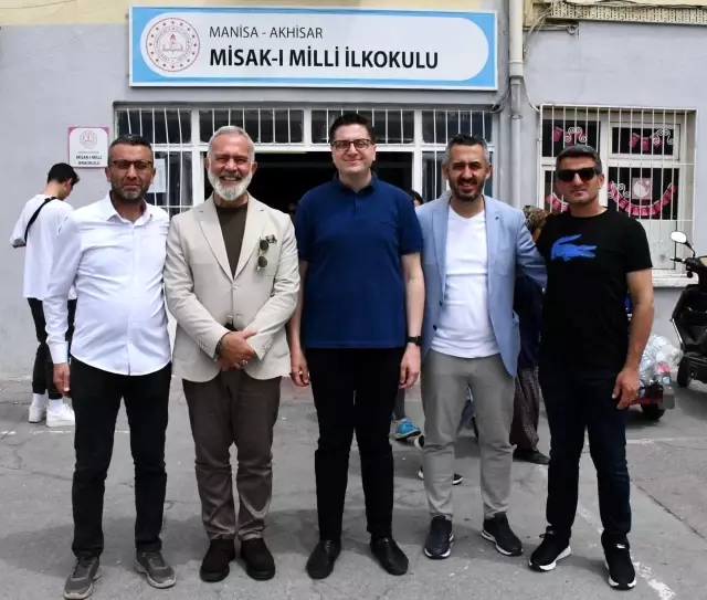 Siyasete yeniden dönen ünlü oyuncu Manisa'da oy kullandı