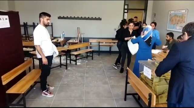 ÜMRANİYE'DE OY KULLANIMI SIRASINDA TAVANDAN SIVA PARÇALARI DÜŞTÜ: 2 YARALI