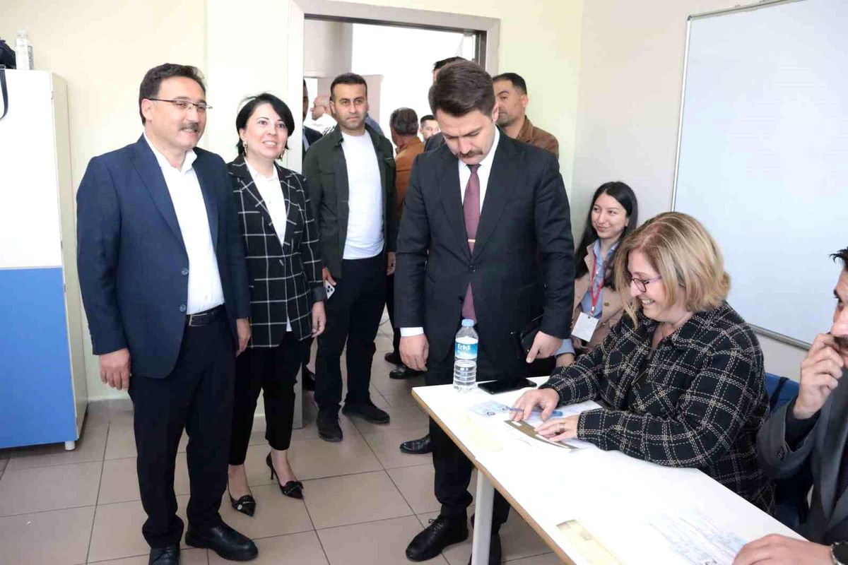Vali Çiçek: 'Güzel bir ortamda seçimi götürüyoruz'