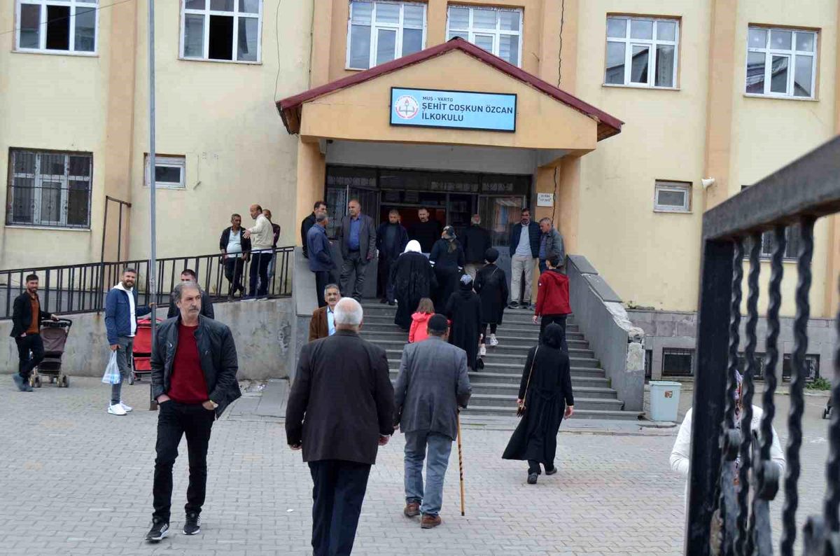 Varto'da oy kullanma işlemi sorunsuz devam ediyor