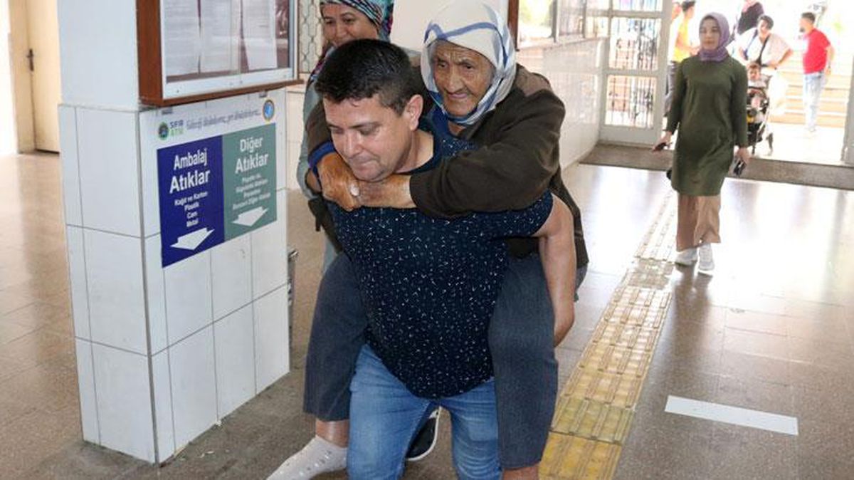 Yardım isteyen 90 yaşındaki kadını oy kullanmaya sırtında götürdü