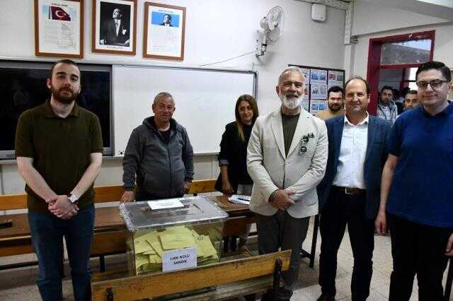 Ak Parti'den aday olan ünlü oyuncu Bahadır Yenişehirlioğlu milletvekili seçildi Ak Parti'den aday olan ünlü oyuncu Bahadır Yenişehirlioğlu milletvekili seçildi