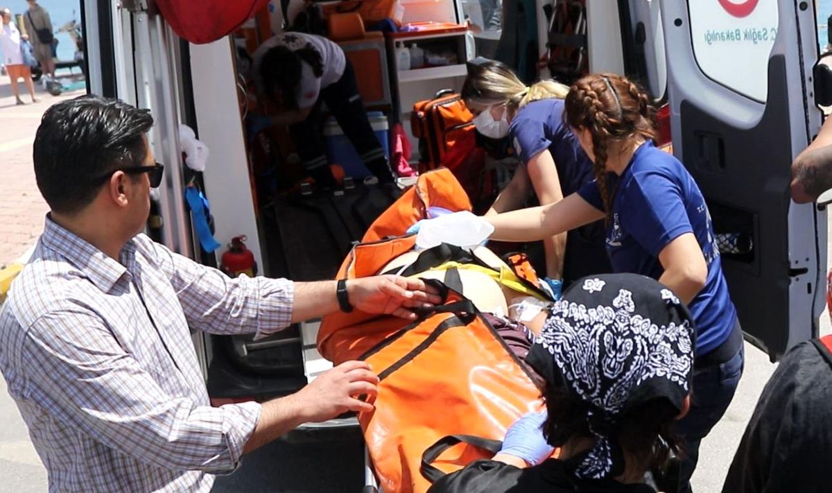 Boğulma tehlikesi geçiren yaşlı adam kalp masajıyla hayata tutundu