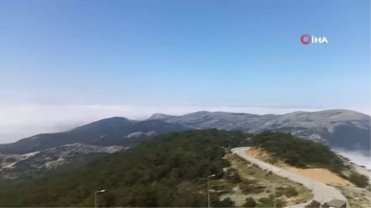 Bulutlarla kaplanan Spil Dağı görsel şölen oluşturdu