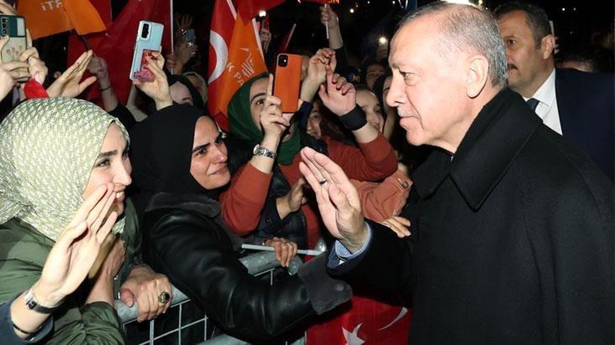 Cumhurbaşkanı Erdoğan'dan İstanbul'daki konutundan ayrılırken coşkulu kalabalığın tezahüratlarıyla karşılaştı