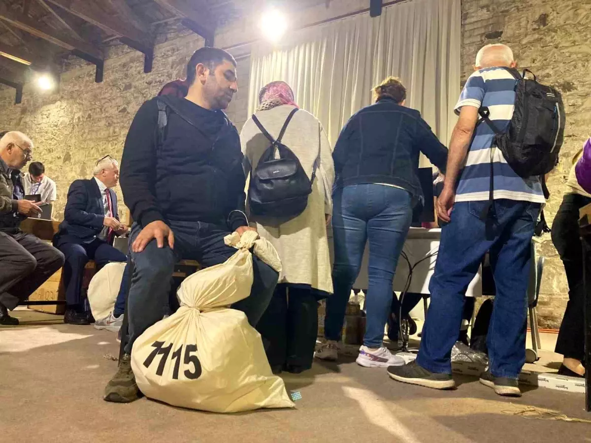 İzmir'de ilçe seçim kurullarında oy pusulası yoğunluğu