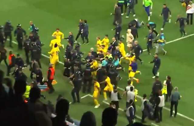 Saha bir anda savaş alanına döndü! Şampiyonluğu kutlayan Barcelonalı futbolcular canından olacaktı Saha bir anda savaş alanına döndü! Şampiyonluğu kutlayan Barcelonalı futbolcular canından olacaktı