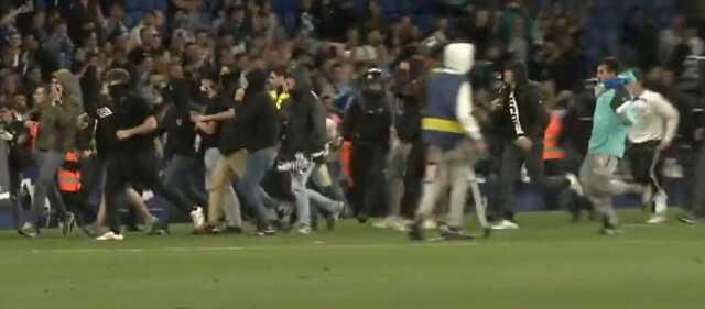 Saha bir anda savaş alanına döndü! Şampiyonluğu kutlayan Barcelonalı futbolcular canından olacaktı Saha bir anda savaş alanına döndü! Şampiyonluğu kutlayan Barcelonalı futbolcular canından olacaktı