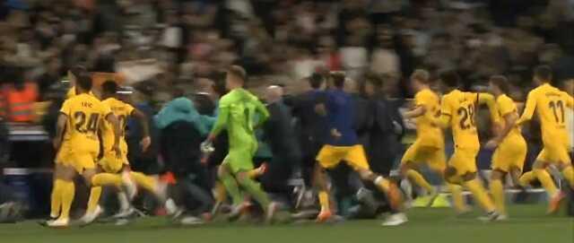 Saha bir anda savaş alanına döndü! Şampiyonluğu kutlayan Barcelonalı futbolcular canından olacaktı Saha bir anda savaş alanına döndü! Şampiyonluğu kutlayan Barcelonalı futbolcular canından olacaktı