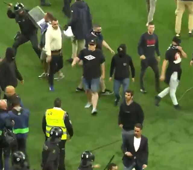 Saha bir anda savaş alanına döndü! Şampiyonluğu kutlayan Barcelonalı futbolcular canından olacaktı Saha bir anda savaş alanına döndü! Şampiyonluğu kutlayan Barcelonalı futbolcular canından olacaktı