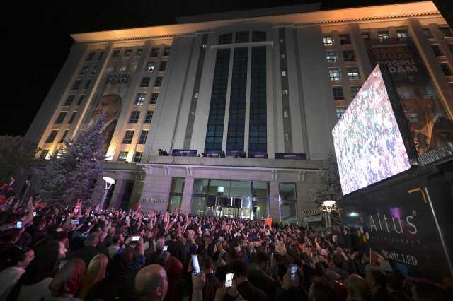 Son Dakika: Cumhurbaşkanı Erdoğan, AK Parti Genel Merkezi'nde balkon konuşması yaptı: Açık ara öndeyiz