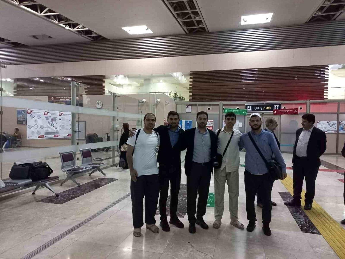 Umreye gönderilen üniversite öğrencileri Elazığ'a döndü
