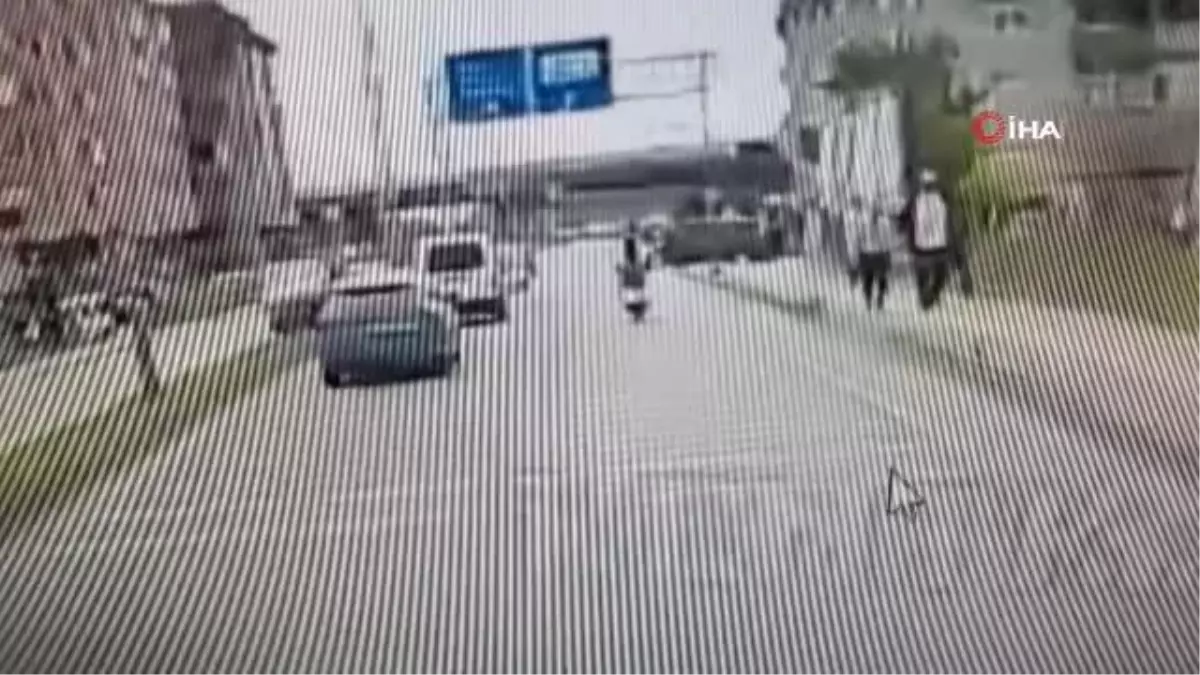 Hatalı dönen araç, motosikletliye böyle çarptı