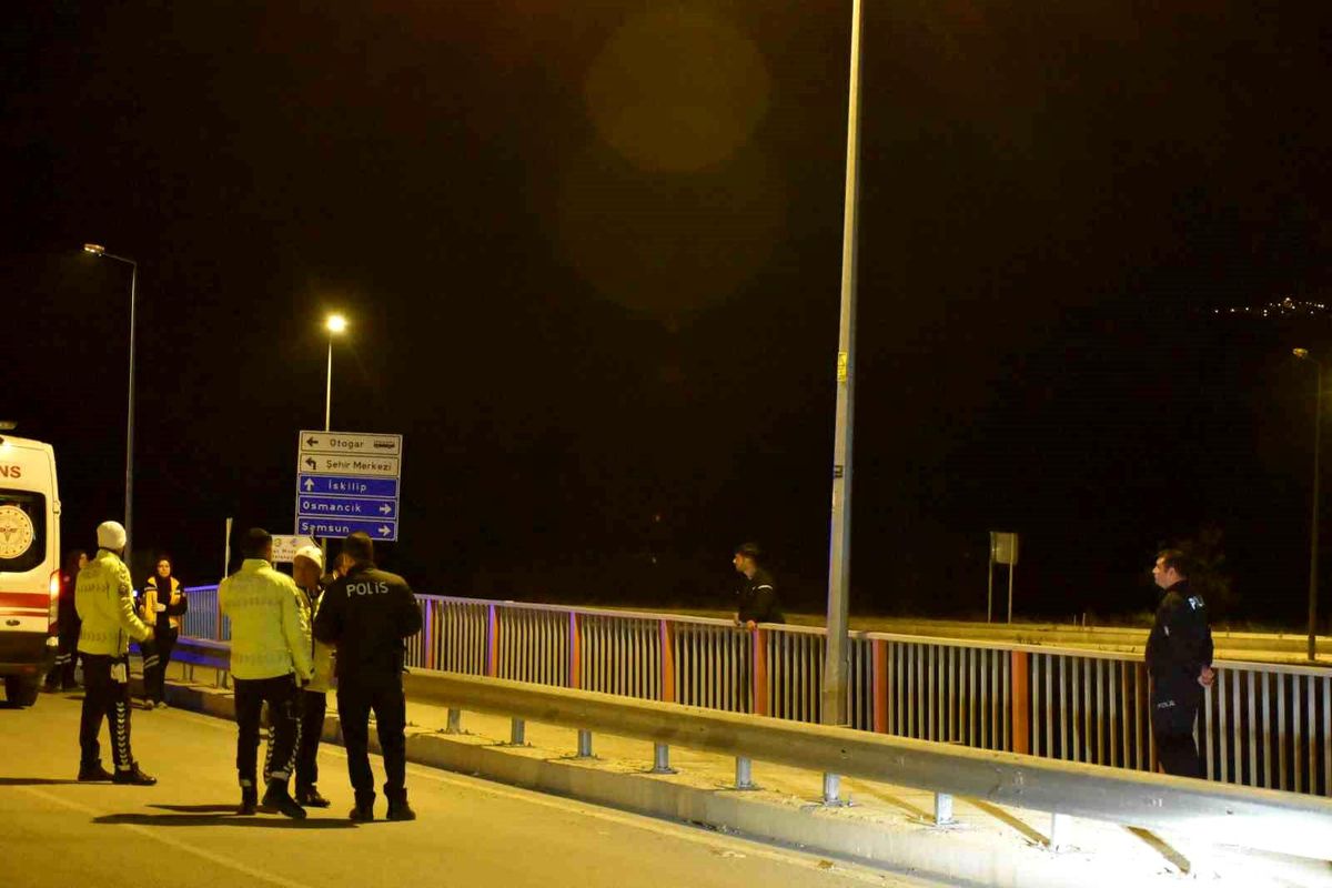 İntihara kalkışan genç D100'ü trafiğe kapattı