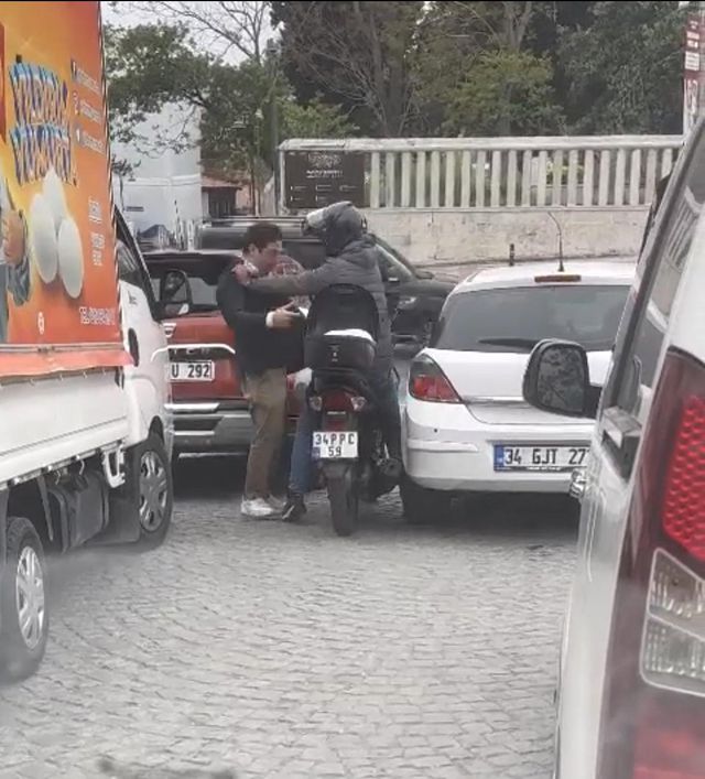 İstanbul'da satırlı dehşet kamerada: Yumruk atıp kuryeye saldırdı