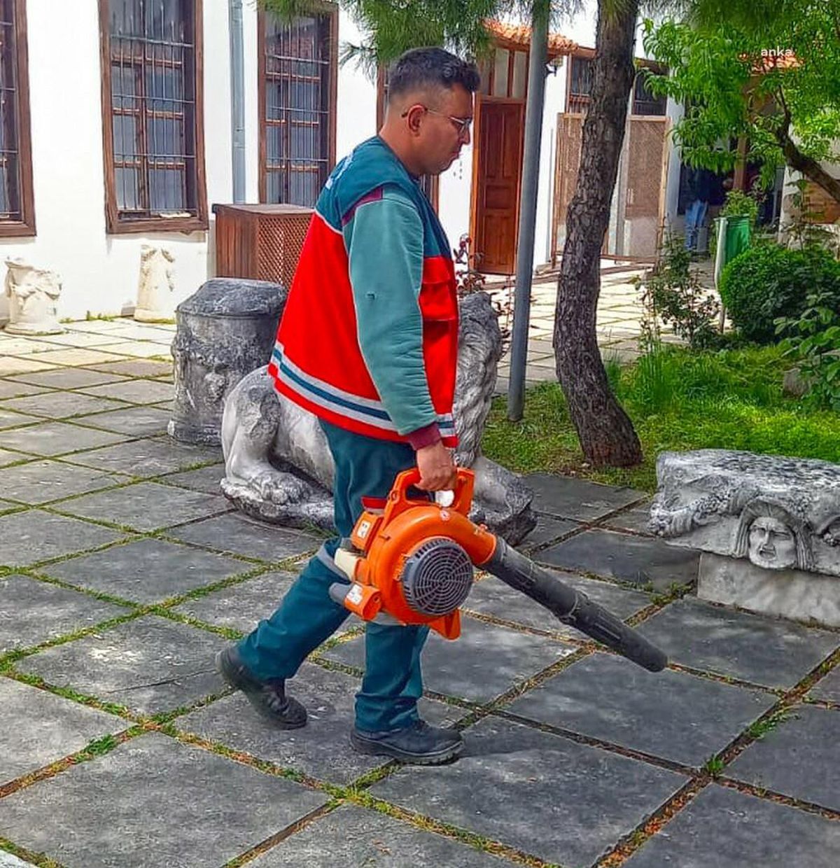 Menteşe Belediyesi, Kamu Kurumlarındaki Yeşil Alanların Bakımını Yapıyor