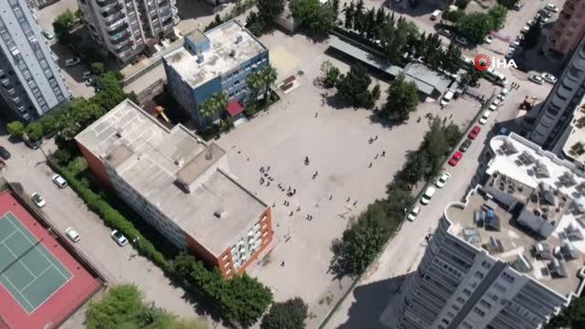 Okulun yanı başındaki ağır hasarlı binalar tehlike oluşturuyor