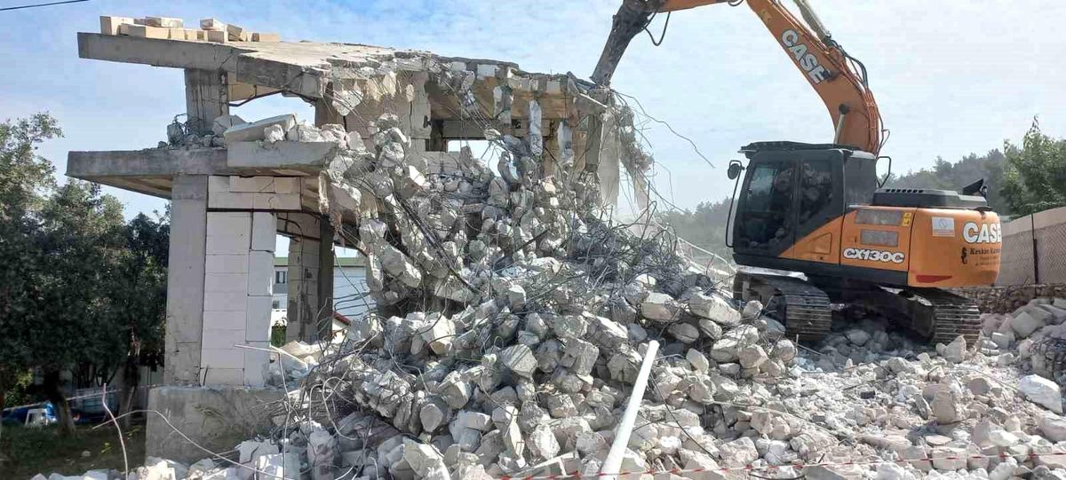 Ortakent-Yahşi sahilindeki son iskele sökülüyor