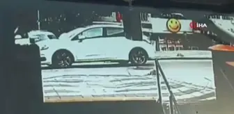 Ümraniye'de otomobilin kadına çarptığı anlar kamerada