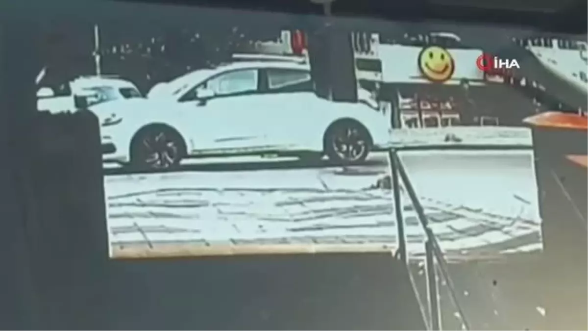 Ümraniye'de otomobilin kadına çarptığı anlar kamerada