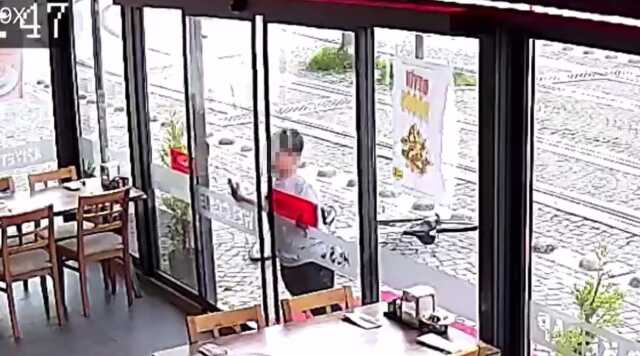 Çocuk hırsızın soğukkanlılığı kamerada: Önce sensörlü kapıyı açtı, sonra kasaya yöneldi