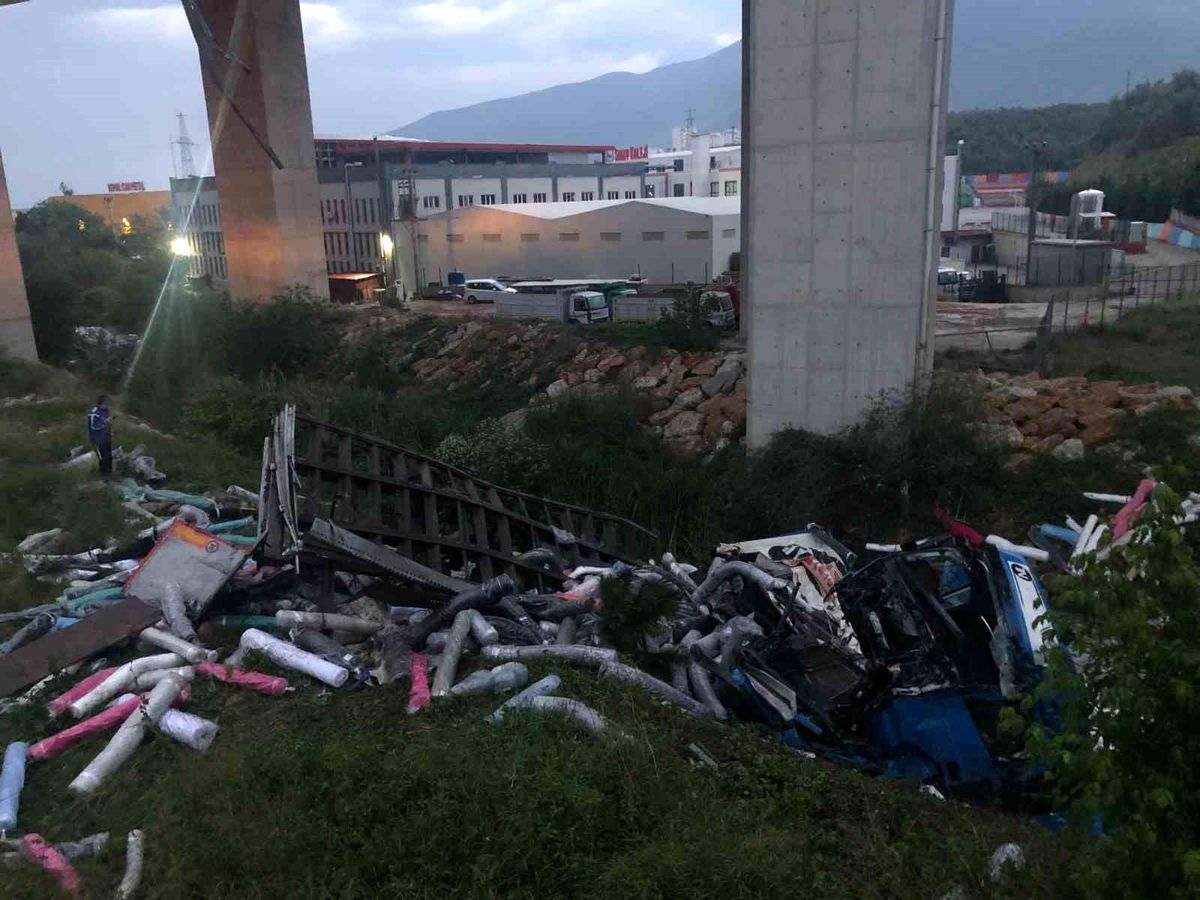 Gemlik'te kontrolden çıkan tır dere yatağına düştü: 1 ölü