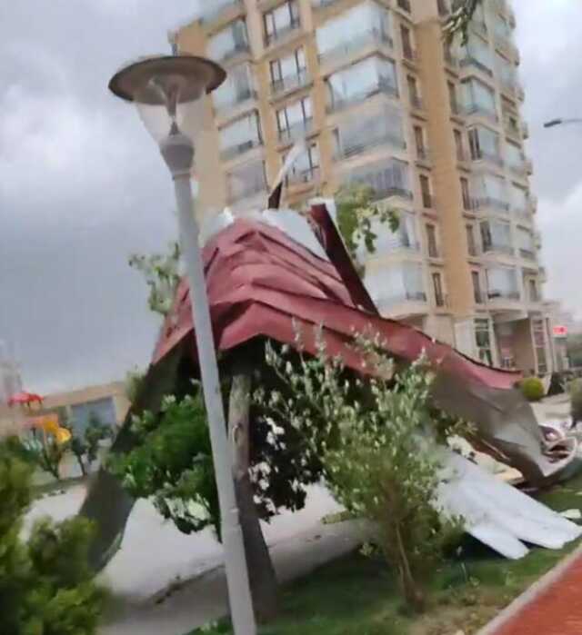 Gökyüzüne bakanlar gözlerine inanamadı! Başkentteki fırtınada koca koltuk kağıt gibi uçtu