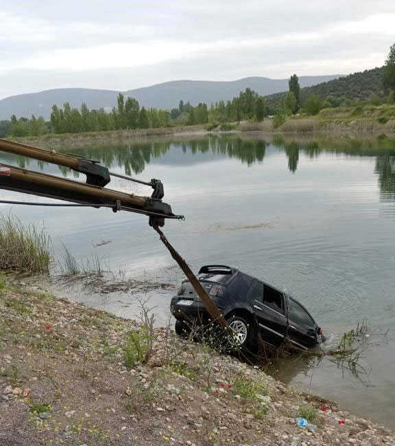 Gölete düşen otomobilde facia! İçinde 2'si kadın 1'i çocuk toplam 5 kişi vardı