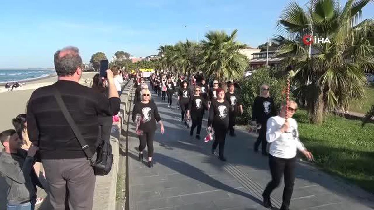 Kadınlar bandosu eşliğinde engelliler farkındalık yürüyüşü yapıldı