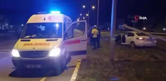 Kontrolden çıkan otomobil aydınlatma direğini devirdi: 1 yaralı