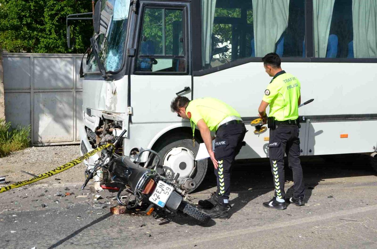 Konya'da motosiklet ile işçi servisi çarpıştı: 2 ölü