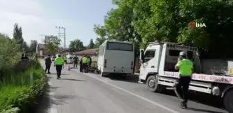 Konya'da motosiklet ile işçi servisi çarpıştı: 2 ölü