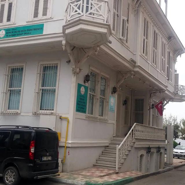 Depremzedelere tepki gösteren öğretmen gözaltında