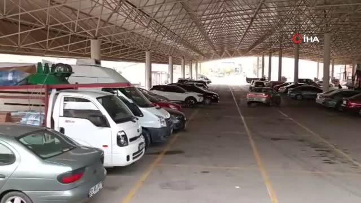Oluşan milyonluk hasarın ardından gelen dolu uyarısını duyanlar araçlarını koruma telaşına girdi