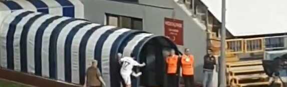Oyundan atılan Zaniolo sinir krizi geçirdi! Saha kenarındaki görevli neye uğradığını şaşırdı