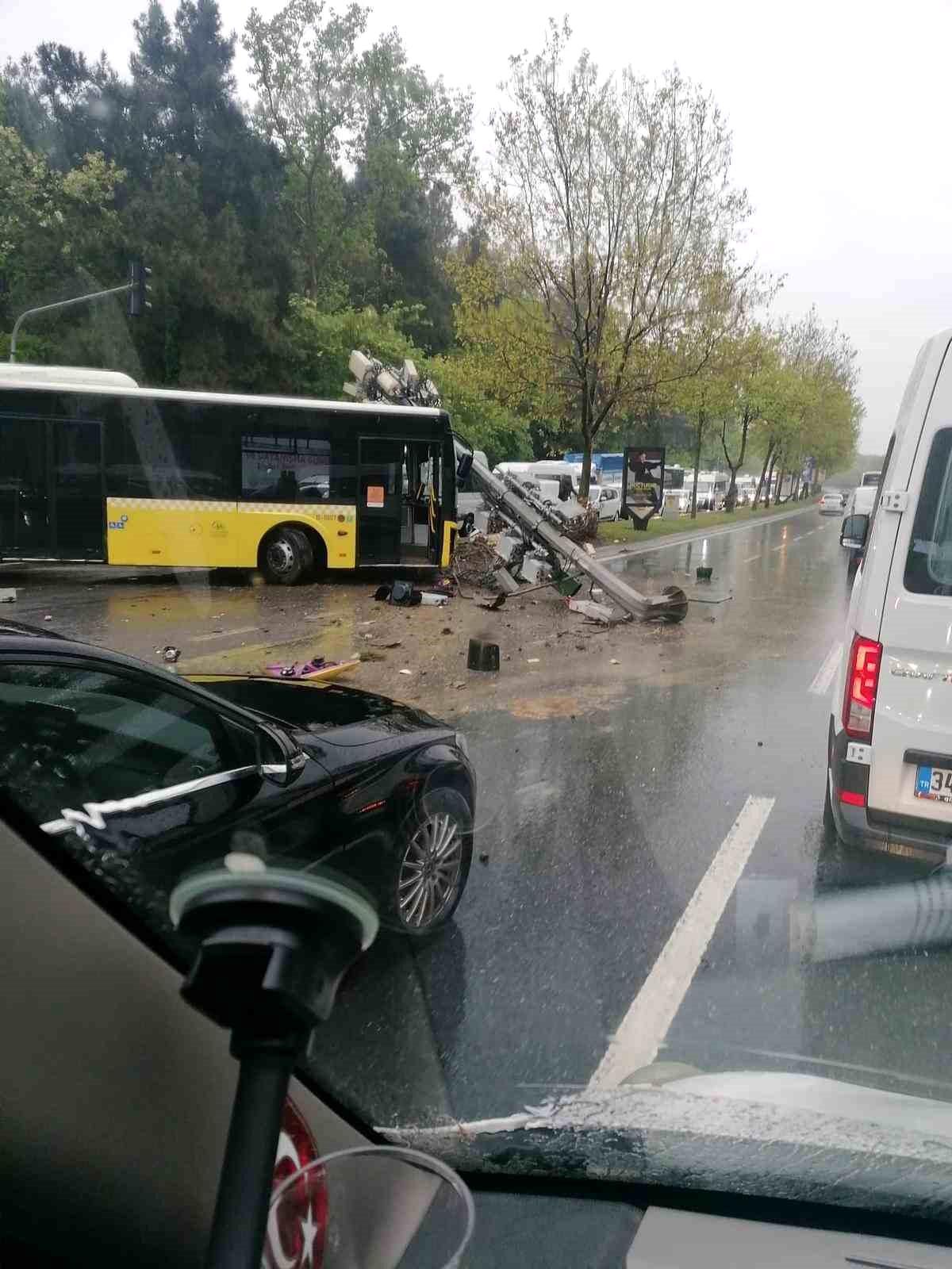 Sarıyer'de İETT otobüsü kaza yaptı: Faciadan dönüldü