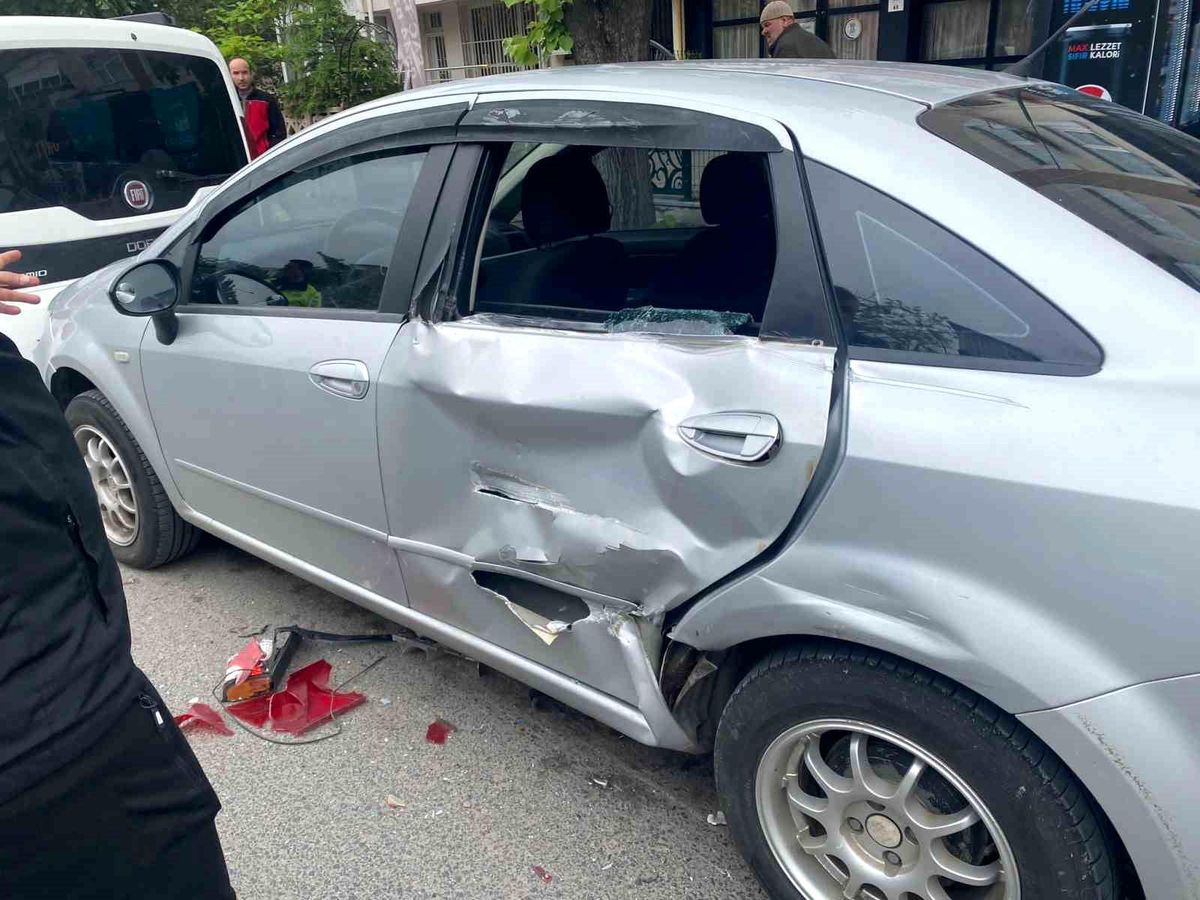 Kırklareli'nde tırın çarptığı araçlarda maddi hasar meydana geldi