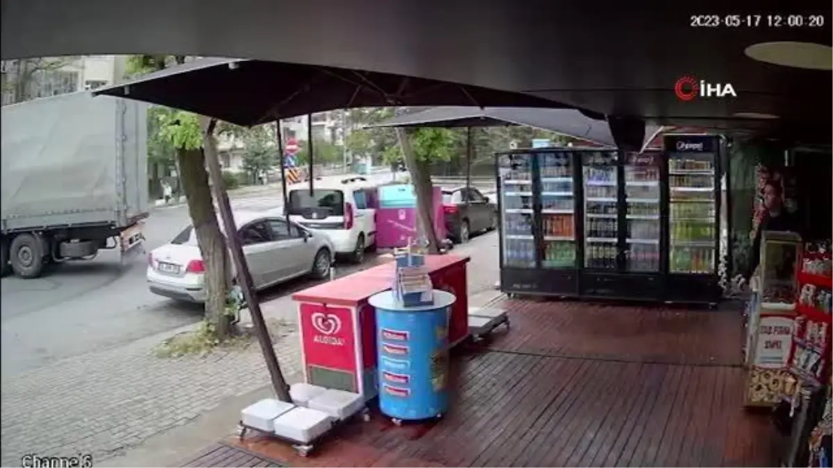 Şehir içine giren tır, park halindeki araçlara böyle çarptı