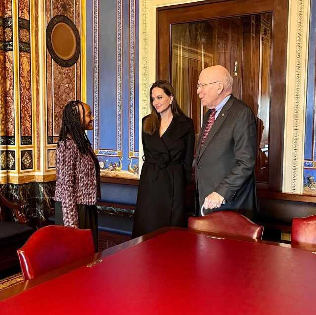 Angelina Jolie, mülteciler ve dezavantajlı gruplara destek için moda dünyasına atıldı Angelina Jolie, mülteciler ve dezavantajlı gruplara destek için moda dünyasına atıldı