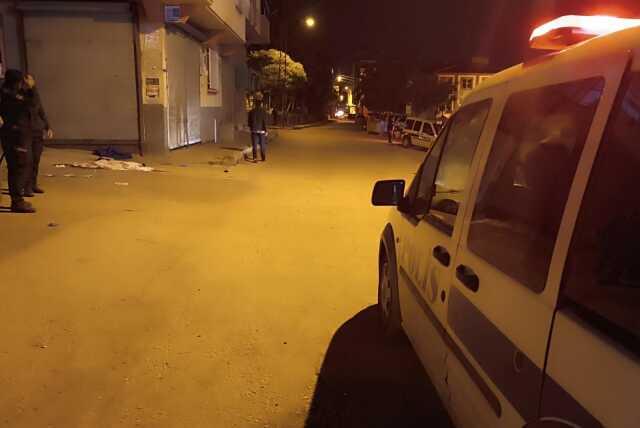 Boşanma aşamasındaki eş, karısını evinin önünde öldürdü Boşanma aşamasındaki eş, karısını evinin önünde öldürdü