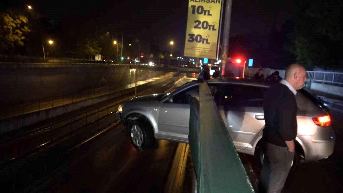 Bursa'da Yağış Nedeniyle Kaza: Otomobil Bariyerlere Saplandı, Sürücü Kaçtı