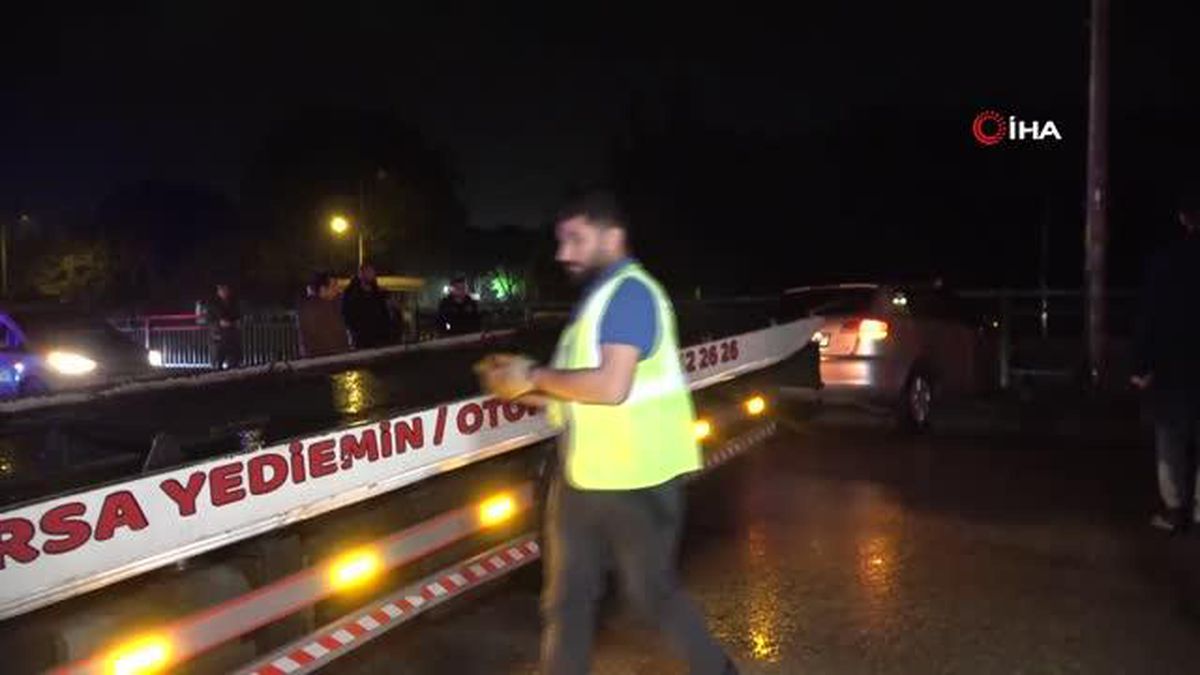 Bursa'da Kontrolden Çıkan Otomobil Bariyerlere Saplandı