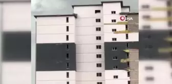 Fırtınada binanın dış kaplaması böyle soyuldu