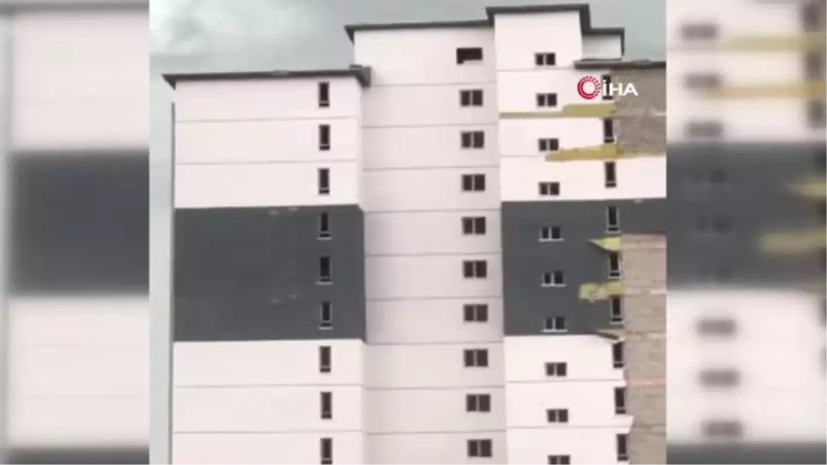 Fırtınada binanın dış kaplaması böyle soyuldu
