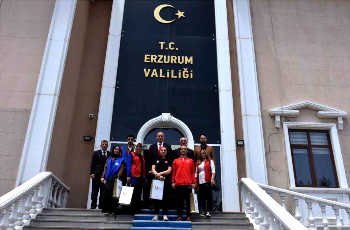 Gençlerden Vali Memiş'e çiçek