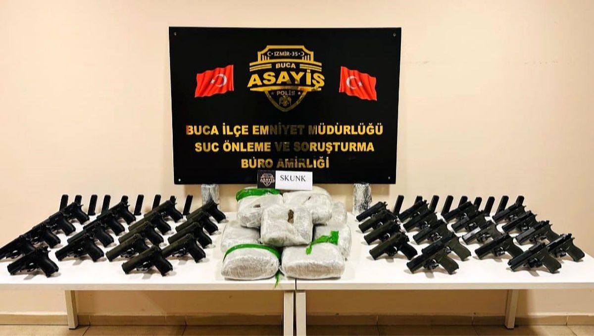İzmir'de silah kaçakçılarının evinde 13 kilo uyuşturucu ele geçirildi