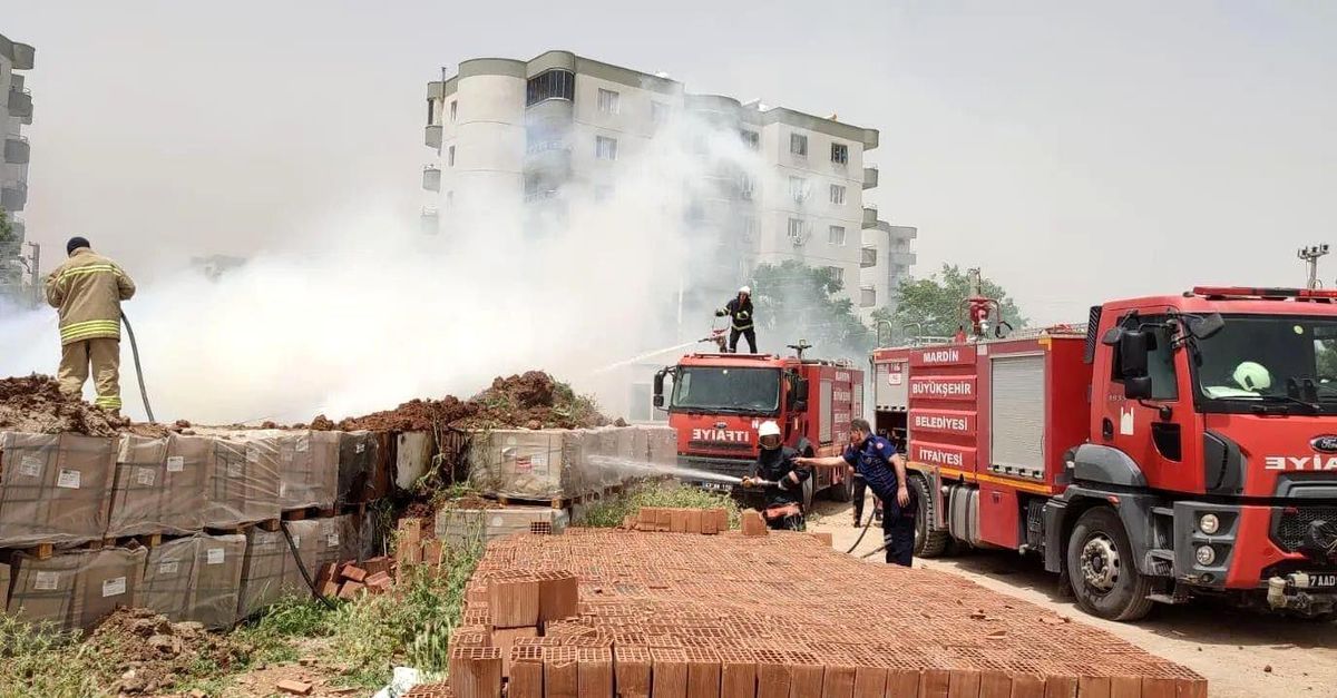 Nusaybin'de yanan motosikletin üstüne kepçeyle toprak atıldı