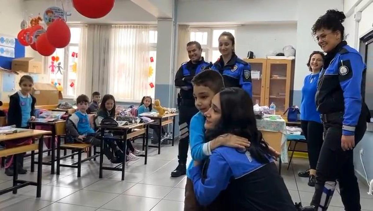 'Polis hayranı' küçük öğrenciye polislerden okulda ziyaret